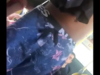 Flagra Novinho pretinho da mala enorme no ônibus Rio de Janeiro